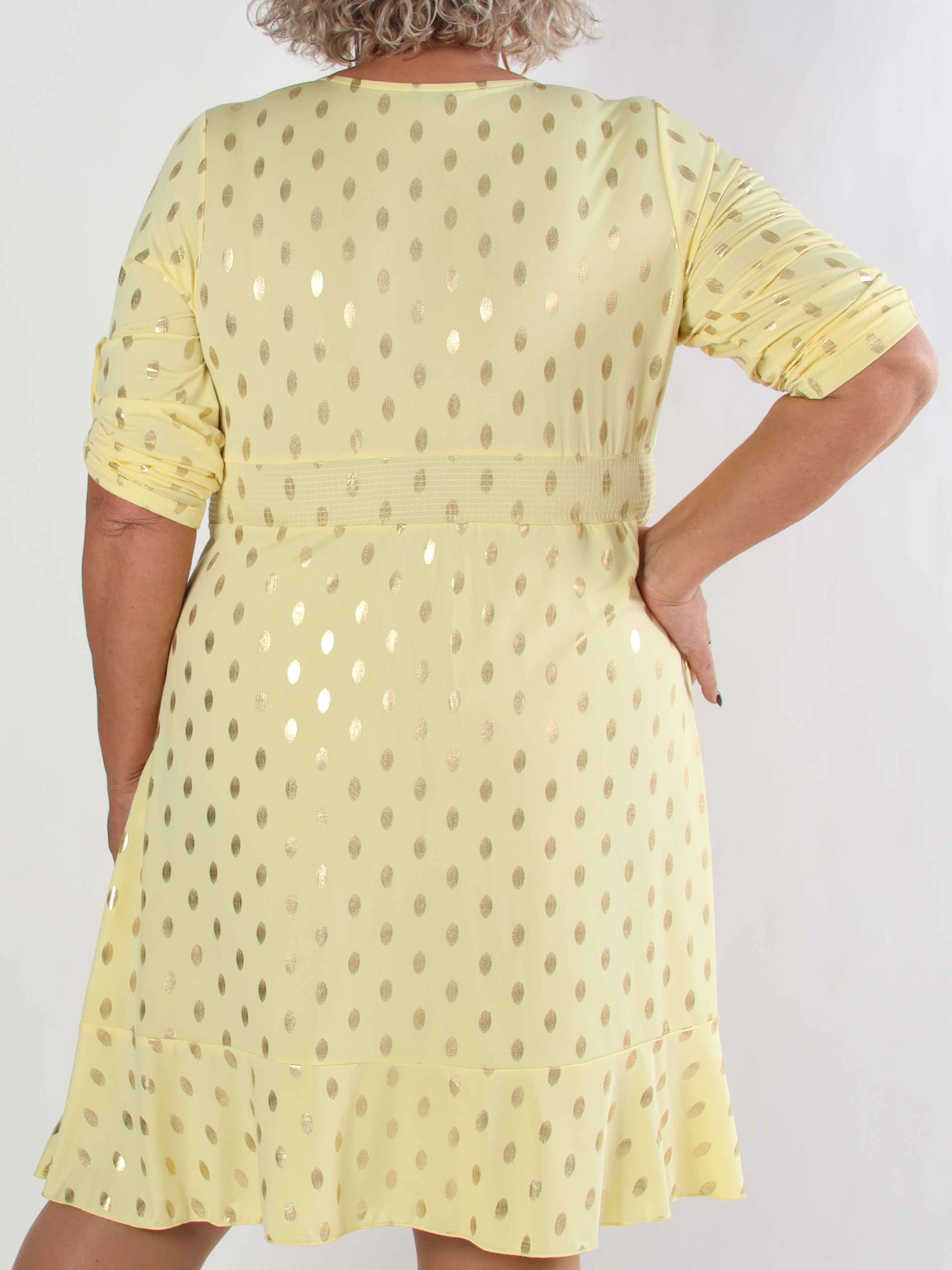 Savina Gold - Elastisk plus size kjole i slå-om-look med guld dutter